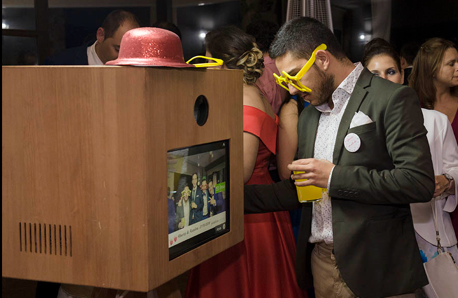 Grupo de invitados riendo en el fotomatón