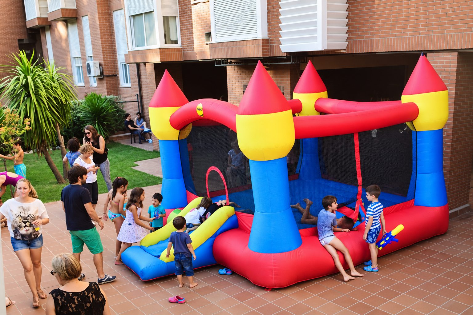 Vista completa de un castillo hinchable instalado en exterior