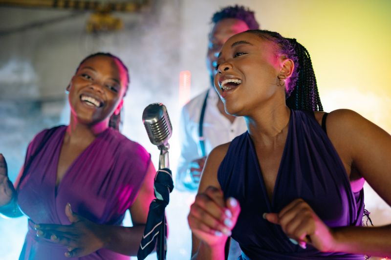 Amigas cantando durante una sesión de karaoke