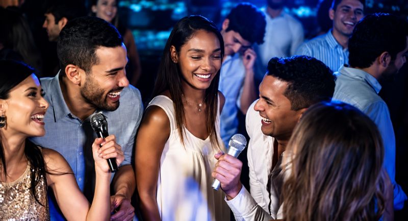 Grupo de invitados participando en el karaoke