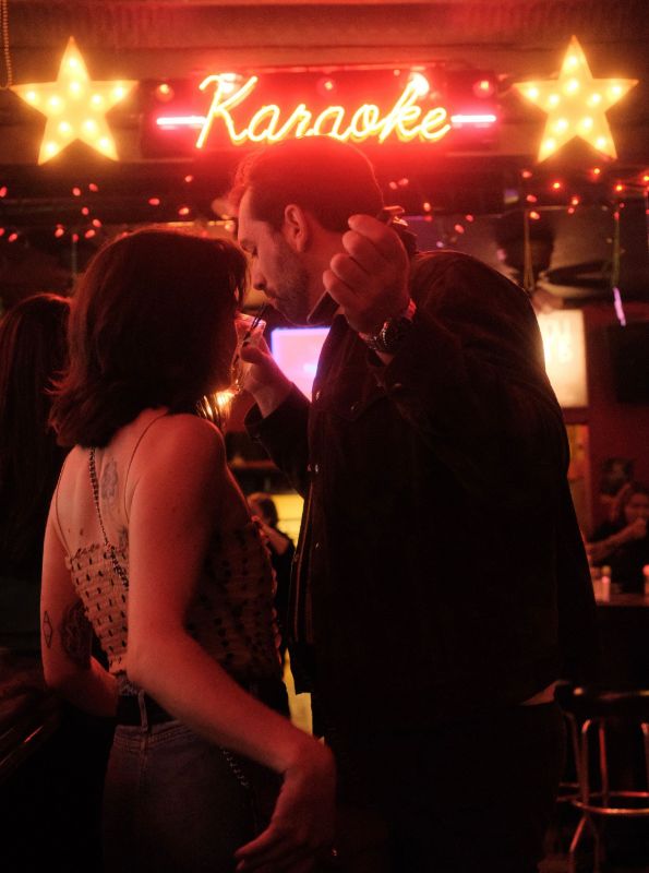 Pareja cantando durante una sesión de karaoke