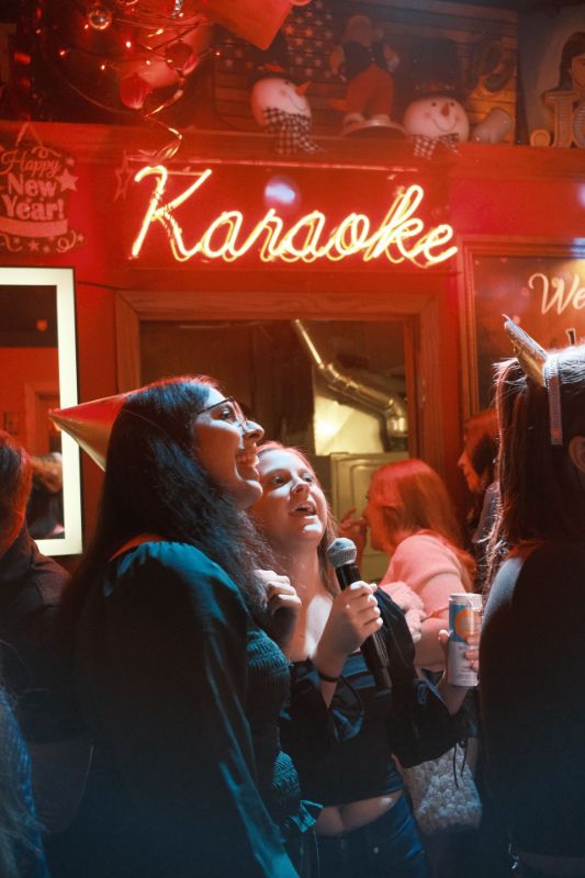 Invitadas cantando karaoke en una fiesta