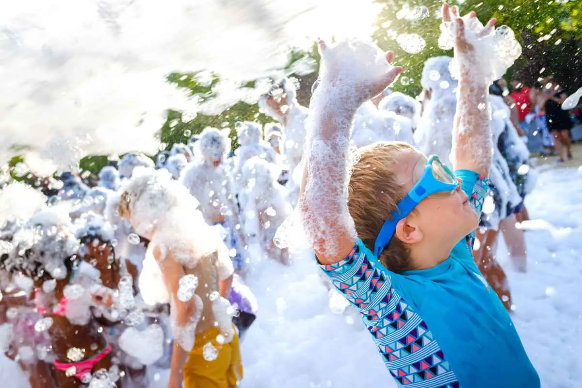 Fiesta de la espuma a domicilio — niños y adultos disfrutando