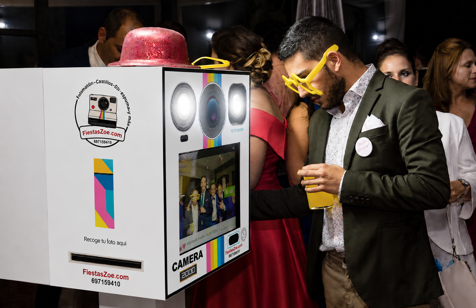 Grupo de invitados riendo en el fotomatón