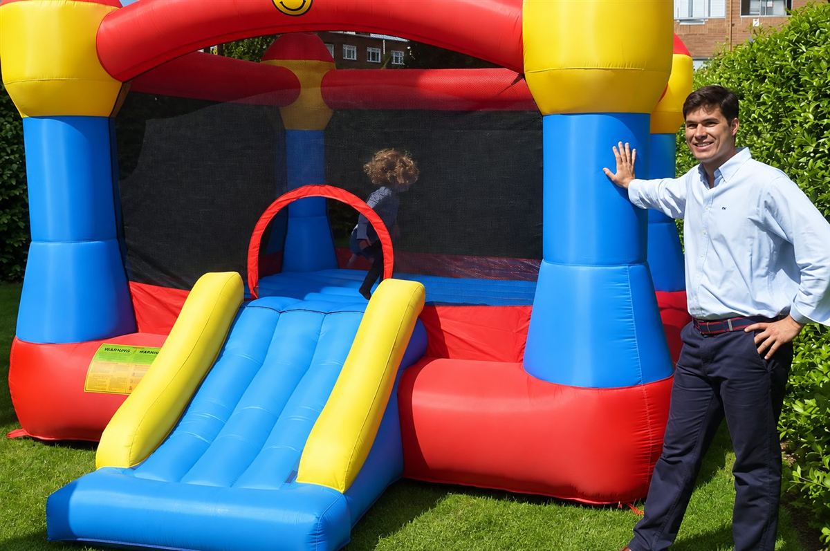 Castillo hinchable instalado en un jardín para una celebración