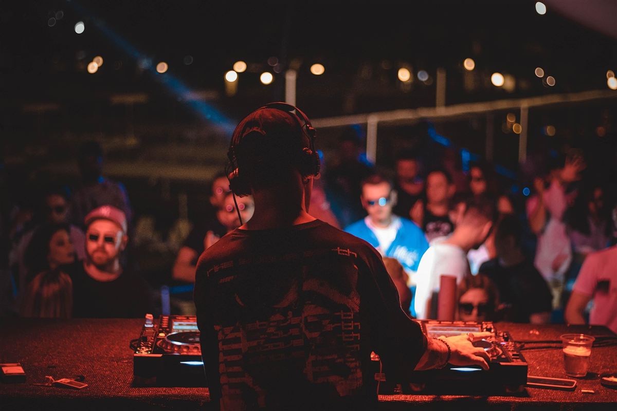 DJ trabajando frente a los invitados durante una fiesta