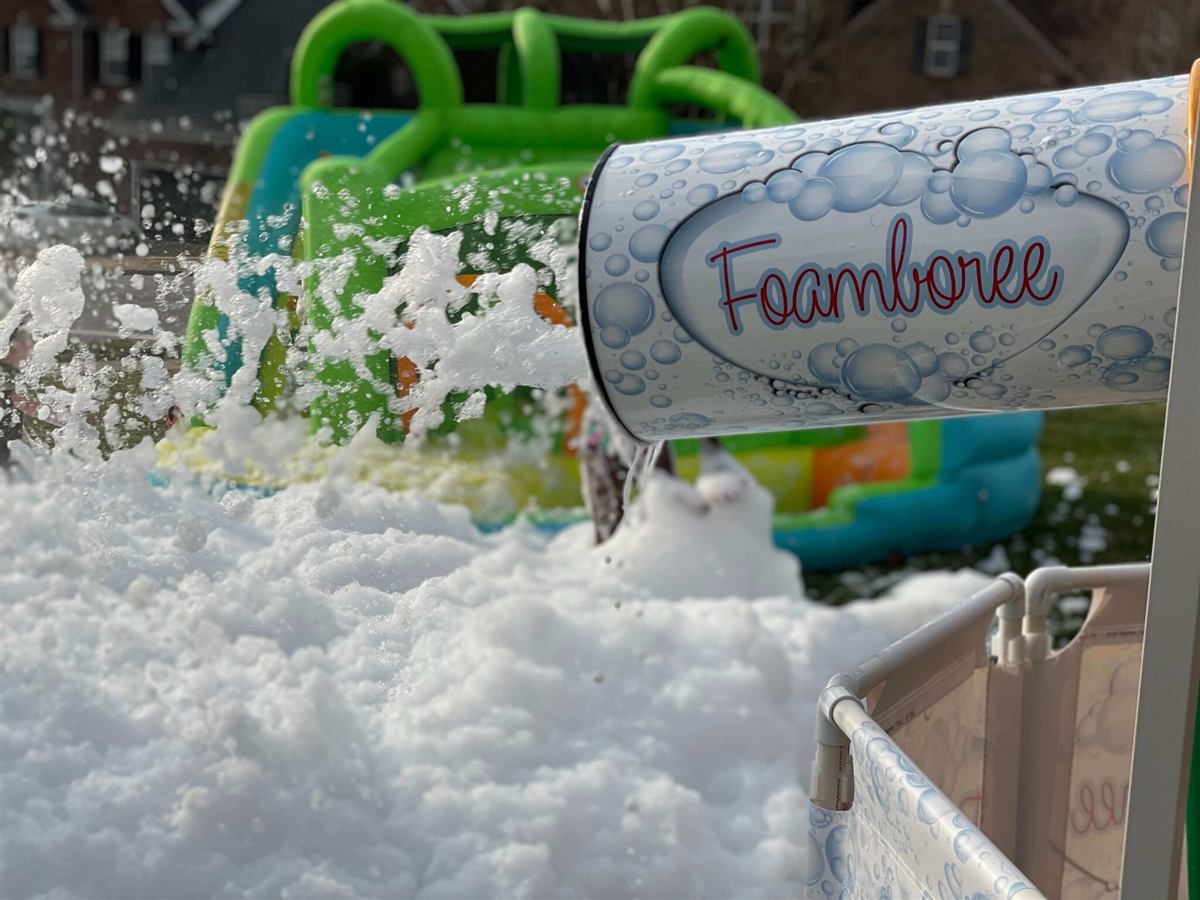 Cañón de espuma funcionando durante una fiesta al aire libre